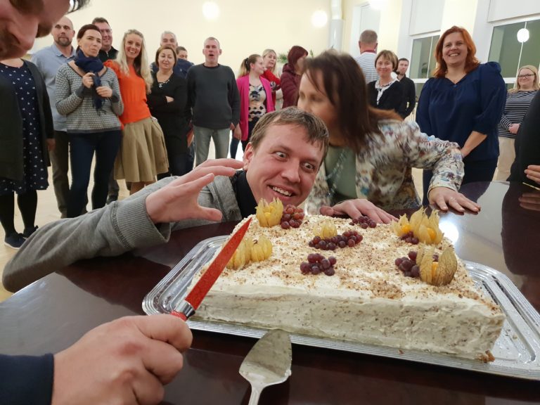 Joosep mägib, et haarab käega torti