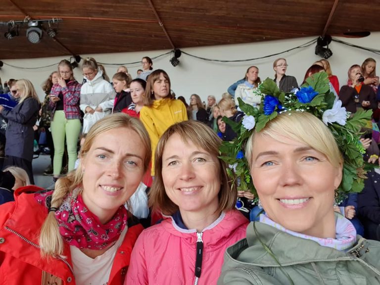 Hannijöggi 3 alti Laulupeo proovis, laulukaare all