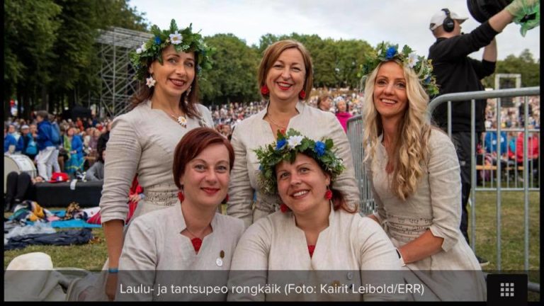 Segakoor Hannijöggi naised laulupeol.